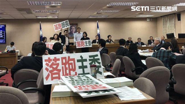 人呢？嚴德發挨轟「落跑部長」