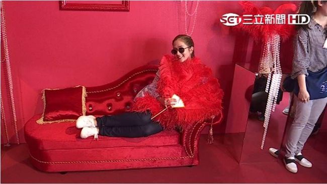 克服重度聽障！混血美女成節目主持人
