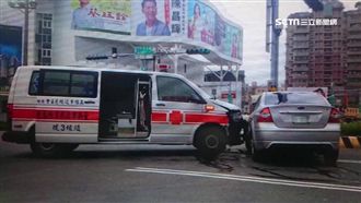 救護車半路遭撞　病患彈跳狠壓救護員