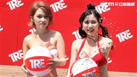 椎名空跟吉川愛美直呼天氣實在太熱了，好想裸體泡泳池。（圖／記者邱榮吉攝影）