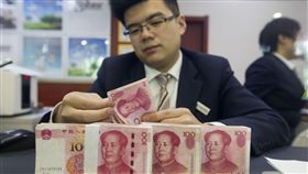 人行一日兩度喊話人民幣中美關稅戰在即，面對人民幣走貶，中國央行正、副行長罕見於3日一起向市場喊話。分析認為，從經驗看，在一個貶值週期裡，央行初次表態不意味著貶值馬上終止，子彈一般會再「飛一會兒」。（中新社提供）中央社記者陳家倫上海傳真　107年7月3日