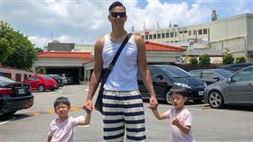 陳建州跟飛飛翔翔的合照。(翻攝臉書)