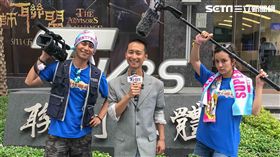 浩子化身電視台記者製作「莎莎未婚懷孕」NG新聞。（圖／TVBS提供）