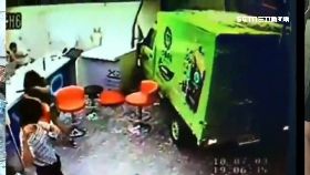 J貨車撞店面2400