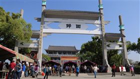 屏東納骨塔傳盜賣　200多個骨灰甕找無原資料有媒體報導屏東市公所納骨塔「歸園」傳出員工與業者勾結盜賣塔位。屏東市公所民政課長吳惠玲表示，有200多個骨灰甕找不到原始資料，沒有資料顯示有盜賣。中央社記者郭芷瑄攝　107年7月3日