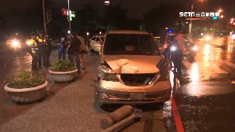 酒駕撞斷紅綠燈！醉男牽拖：輸球害的