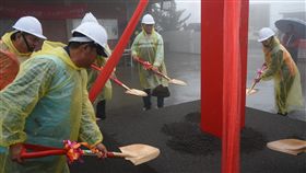 力行產業道路難行　南投縣府持續整修南投縣政府持續改善有「全國最爛道路」之稱的投89線力行產業道路，指標0到14.4公里處提升品質工程3日動工，南投縣長林明溱（右2）出席典禮，盼完工後提供鄉親更平坦路面。中央社記者蕭博陽南投攝　107年7月3日