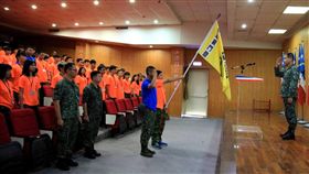 澎湖暑期戰鬥營登場（1）澎湖暑期戰鬥營3日登場，澎防部指揮官黃金財中將（右）主持戰鬥營開訓，期勉青年學子展現熱情，並親授榮譽旗，為戰鬥營揭開序幕。中央社　107年7月3日