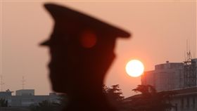 19大閉幕式　維安管制（1）中共19大專題中共19大閉幕式24日登場，一早人民大會堂周邊的維安管制森嚴，盼會議順利舉行。中央社記者吳家昇北京攝　106年10月24日