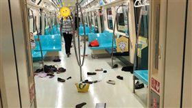 捷運驚魂記！一名網友今（4）日搭北捷淡水信義線上班時，前面乘客突然尖叫、往後暴衝，他原本以為是砍殺事件，沒想到竟只是一隻「老鼠」。對此，北捷也證實列車疑似有老鼠導致旅客尖叫，並請旅客下車改搭下一班。（圖／翻攝自PTT）