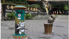 飛鼠寄明信片　屏東原民文化園區新亮點台灣原住民文化園區邀請魯凱族藝術家杜寒菘創作一隻正在寫信的飛鼠公仔，設置在「山林好朋友」特色郵筒旁，可愛飛鼠讓園區增加打卡新亮點。（原住民發展委員會提供）中央社記者郭芷瑄傳真　107年7月3日