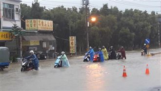 高雄樹德科大水淹及膝　多部機車拋錨