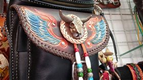 原民風皮雕工藝皮雕藝術家瑪杜．達瑪拉散擅長原住民風的皮雕工藝（圖），他以環保皮雕水壺套參加「新北好禮」伴手禮徵選，將與陶瓷杯、香瓶禮盒、三峽老街模型一較長短。（瑪杜提供）中央社記者黃旭昇新北傳真　107年7月3日