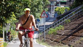 -天氣-高溫-炎熱-紫外線-陽光-戶外-腳踏車-曝曬-
圖／中央社