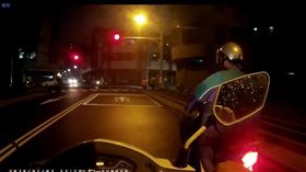 台中,交通分隊,機車拋錨,發動,暖警（圖／翻攝畫面）