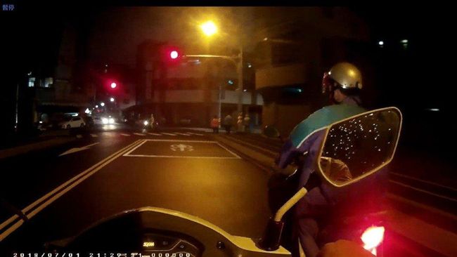 阿公機車拋錨　暖警幫發動溫馨叮嚀