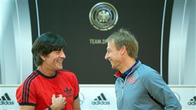 德國總教練勒夫和時任美國隊總教練克林斯曼（Jürgen Klinsmann）在2015年友誼賽合影。（圖／美聯社／達志影像）