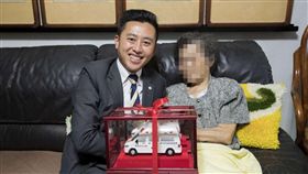 9旬嬤罹中風，仍堅持用畢生積蓄捐贈救護車，完成心願。（圖／新竹市府提供）