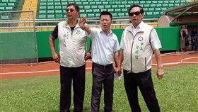 嘉義棒球場翻修　迎接世界大學棒球錦標賽2018世界大學棒球錦標賽6日起將在嘉義市立棒球場開打，棒球場內設施已完成翻修，市長涂醒哲（右）3日視察新設施。中央社記者黃國芳攝　107年7月3日