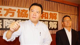 高雄氣爆案市府員工遭重判　許立明表遺憾高雄石化氣爆11日一審判決結果出爐，包含市府秘書長趙建喬（右）等12人都被判處4年以上徒刑。高雄代理市長許立明（左）受訪時指出，這是一個牽扯到非常複雜因素的判決，這樣的判決結果令人遺憾。中央社記者程啟峰高雄攝　107年5月11日