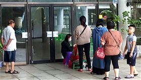 澎湖兒童暑期藝文研習　民眾排隊報名澎湖縣政府文化局暑假開辦「兒童暑期藝文研習班」，3日開始受理報名，不少家長一大早就在文化局大門排隊報名。中央社　107年7月3日