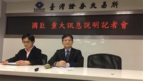 國巨擬100%收購普思電子　深耕5G和電動車國巨今天下午舉行重大訊息說明會，擬砸新台幣220億元透過子公司收購美國普思電子100%股權。圖左為財務部財務協理張明菁、右為企業發展部經理宋志翔。中央社記者鍾榮峰攝　107年5月22日