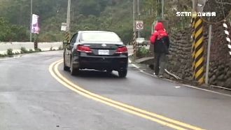 山路過彎煞車不及　婦人橫越遭撞飛亡