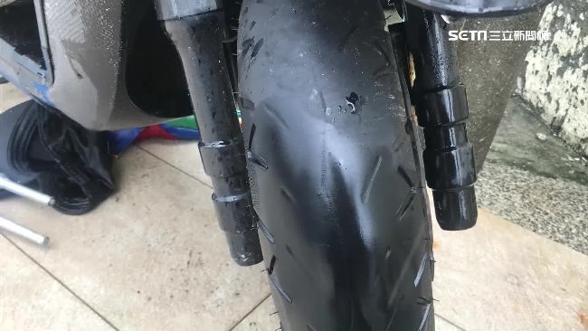 打水漂撞電箱亡　機車前輪幾無胎紋