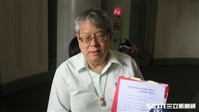 監察院員陳師孟出示陳水扁陳情書。（圖／記者盧素梅攝）