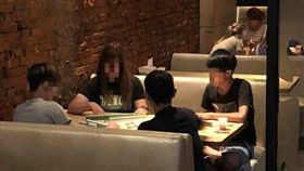 4人自備麻將餐廳坐一桌開打，網友讚嘆賭性堅強。（圖／翻攝爆料公社）