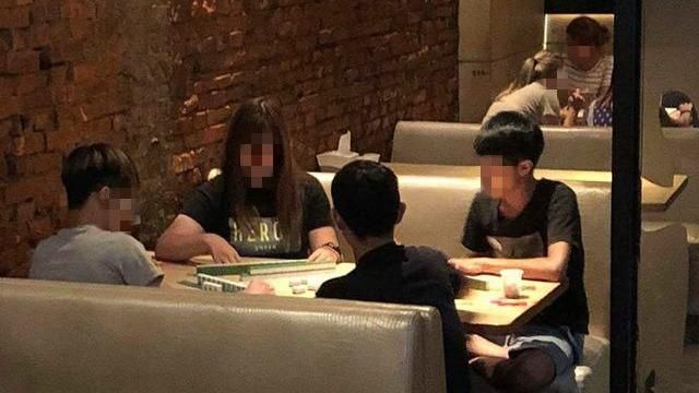 這4人坐一桌「用餐」　網讚：真朋友