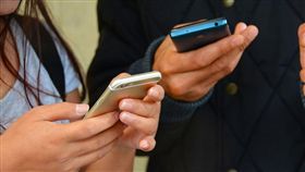 滑手機（圖／Pixabay）
