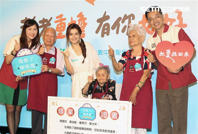 Selina任家萱化身72歲老老照顧者代言公益，看到自己與老老拍的MV後感動不盡淚流滿面。（記者邱榮吉/攝影）