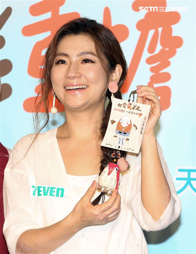 Selina任家萱化身72歲老老照顧者代言公益，看到自己與老老拍的MV後感動不盡淚流滿面。（記者邱榮吉/攝影）