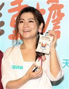 Selina任家萱化身72歲老老照顧者代言公益，看到自己與老老拍的MV後感動不盡淚流滿面。（記者邱榮吉/攝影）