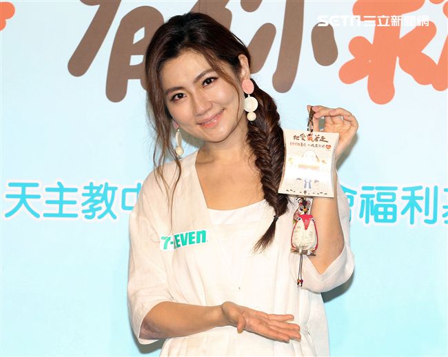 Selina任家萱化身72歲老老照顧者代言公益，看到自己與老老拍的MV後感動不盡淚流滿面。（記者邱榮吉/攝影）