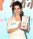 Selina任家萱化身72歲老老照顧者代言公益，看到自己與老老拍的MV後感動不盡淚流滿面。（記者邱榮吉/攝影）