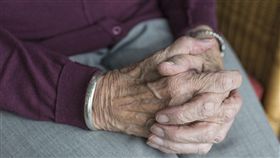 老人、老婦人、阿嬤、奶奶、獨居老人示意圖／pixabay