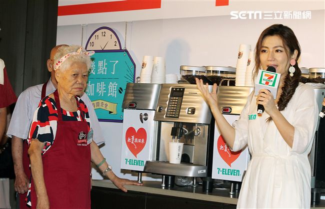 Selina任家萱化身72歲老老照顧者代言公益，看到自己與老老拍的MV後感動不盡淚流滿面。（記者邱榮吉/攝影）