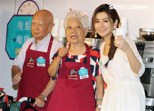 Selina任家萱化身72歲老老照顧者代言公益，看到自己與老老拍的MV後感動不盡淚流滿面。（記者邱榮吉/攝影）