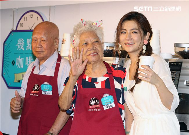 Selina任家萱化身72歲老老照顧者代言公益，看到自己與老老拍的MV後感動不盡淚流滿面。（記者邱榮吉/攝影）