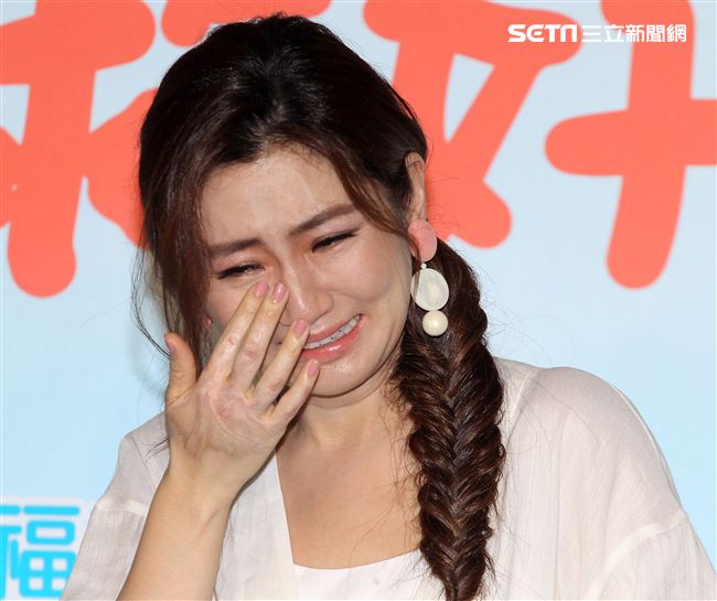 Selina任家萱化身72歲老老照顧者代言公益，看到自己與老老拍的MV後感動不盡淚流滿面。（記者邱榮吉/攝影）