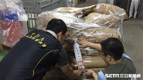 稽查人員現場封存違規品。（圖／食藥署提供）