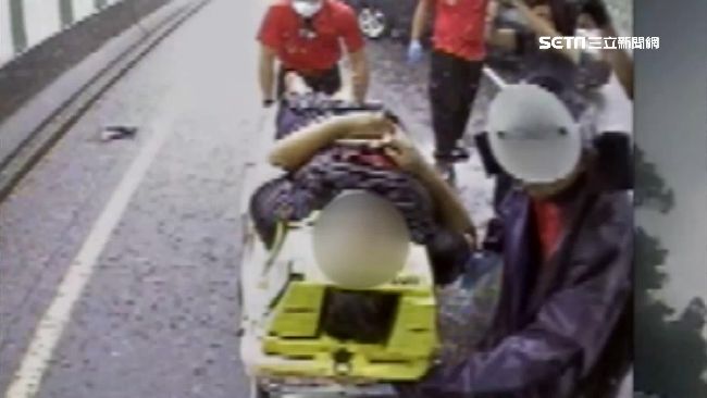 下雨天小貨車自撞護欄　駕駛彈飛車外