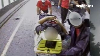 下雨天小貨車自撞護欄　駕駛彈飛車外