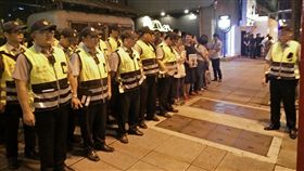 暑期青春專案　警方夜間整隊出動警政署4日發布新聞稿表示，為保護青少年免於毒害，今年暑假執行「青春專案」，署長陳家欽特別要求各警察局長務必親自依地區特性指揮、督導各分局規劃勤務。圖為警方夜間整隊準備展開專案掃蕩。（警政署提供）中央社記者黃麗芸傳真　107年7月4日