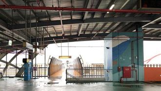 開車誤闖人行道天橋　9壯漢住脫困