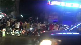 影／欠債女企圖跳樓　圍觀民眾竟大喊「熱死人快跳！」　圖／翻攝自澎湃新聞