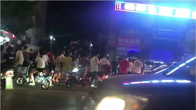 欠債女企圖跳樓　民眾竟起鬨「快跳」