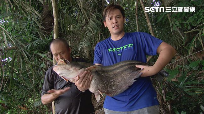 專吃猴子的魚！男星抓魚險被拖入河中